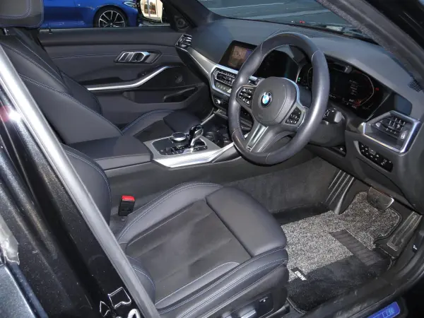 BMW 3 Series 320i M Sport — photo 7