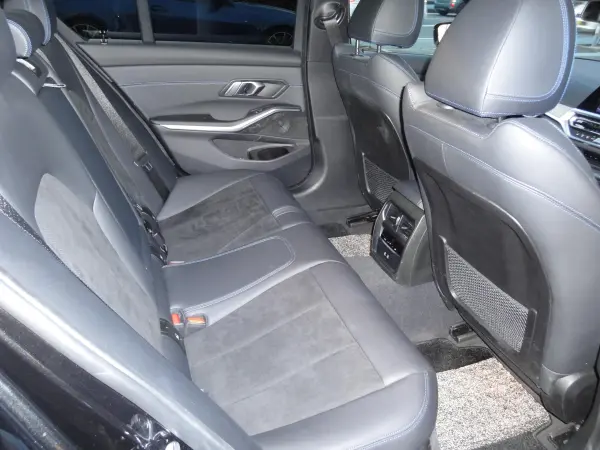 BMW 3 Series 320i M Sport — photo 8