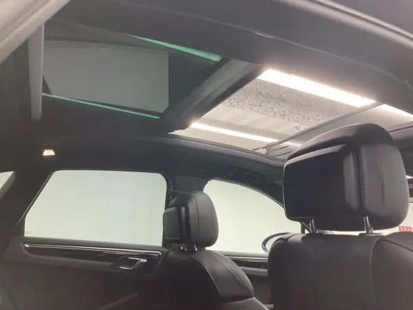 2023 Porsche Macan — photo 2