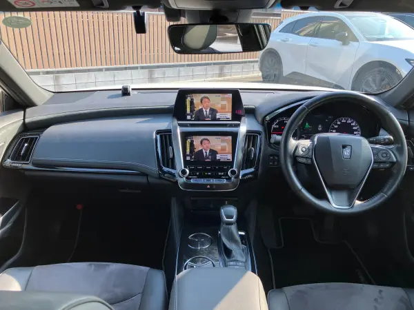 2019 Toyota Crown — photo 2