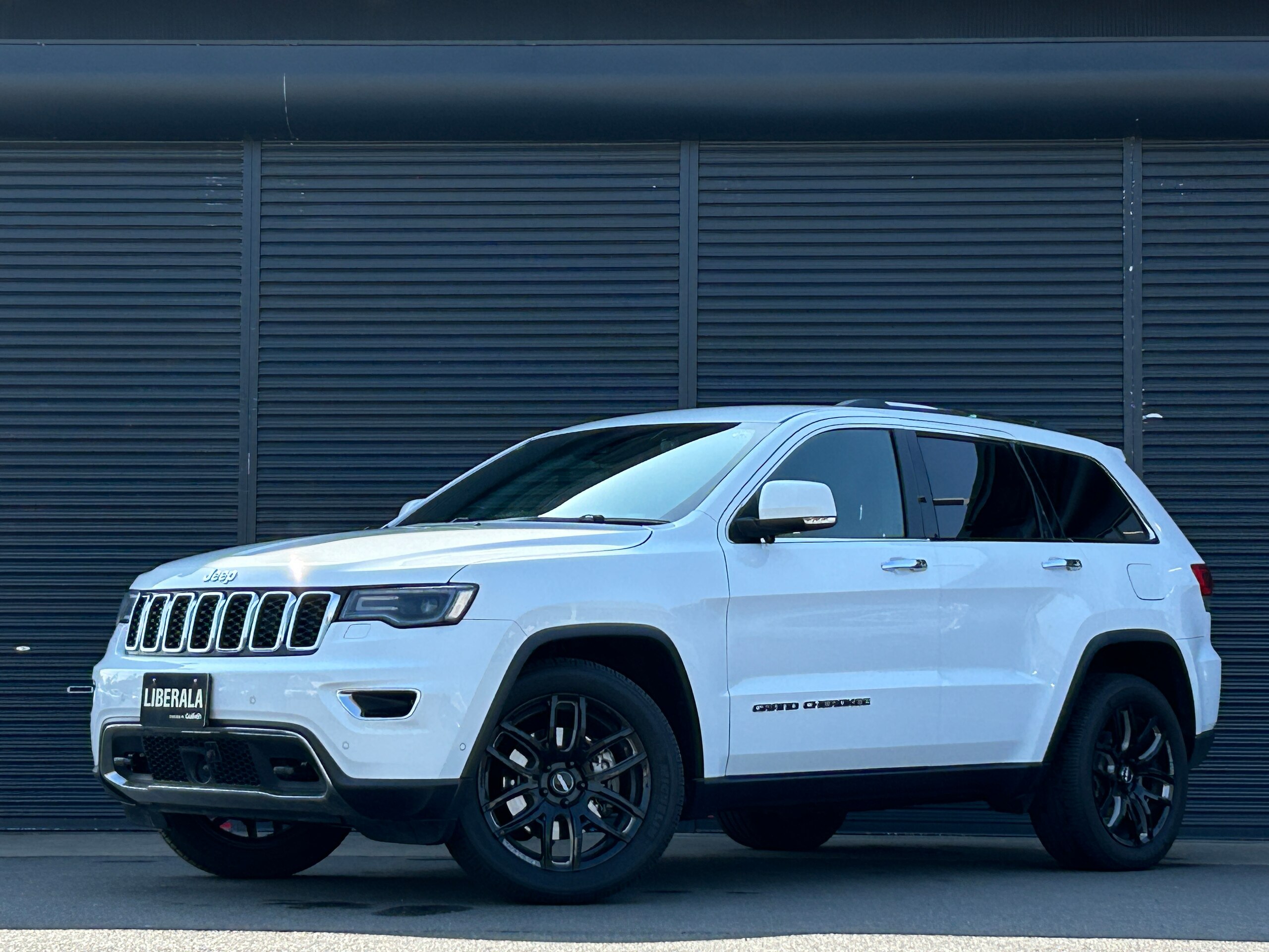 Jeep Grand Cherokee Limited (without Air Suspension) 4WD Late Model with Collision Mitigation, ACC, LaneSense, BSM, Front/Side/Rear Camera, ParkSense, RAYS 20-inch Alloy Wheels, Black Leather Seats, Seat Heater/Cooler with Memory Power Seats, Power Tailgate, ALPINE Sound System, Digital Inner Mirror, LED, Navigation, TV, Bluetooth, ETC, Front/Rear Dashcam, Genuine Alloy Wheels (Bright White Clear Coat) — photo 8