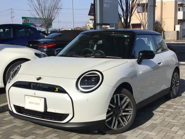 Mini Cooper SE 3-Door Rental Up Active Cruise Control Head-Up Display Surround View Camera Front/Rear Park Distance Control Ambient Lighting Apple CarPlay Wireless Charging ETC Onboard Unit (Nanoq White)