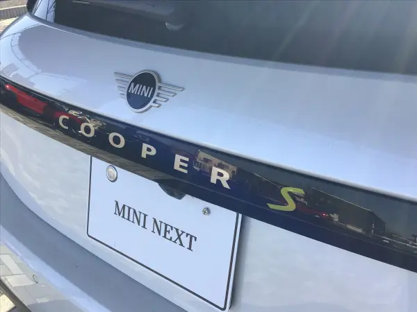 Mini Cooper SE 3-Door Rental Up Active Cruise Control Head-Up Display Surround View Camera Front/Rear Park Distance Control Ambient Lighting Apple CarPlay Wireless Charging ETC Onboard Unit (Nanoq White) — photo 7