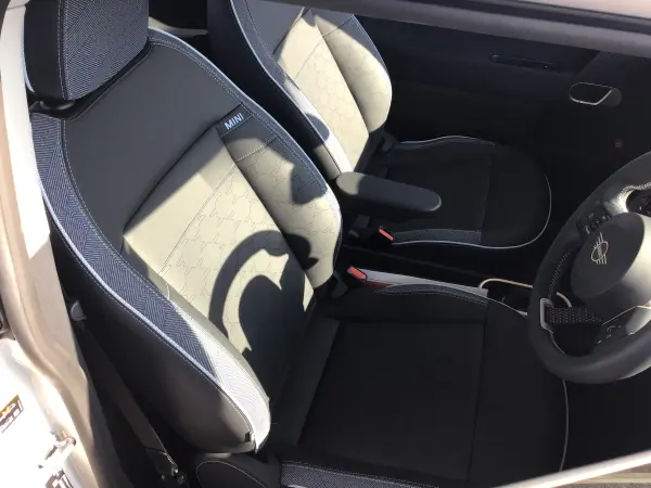 Mini Cooper SE 3-Door Rental Up Active Cruise Control Head-Up Display Surround View Camera Front/Rear Park Distance Control Ambient Lighting Apple CarPlay Wireless Charging ETC Onboard Unit (Nanoq White) — photo 9