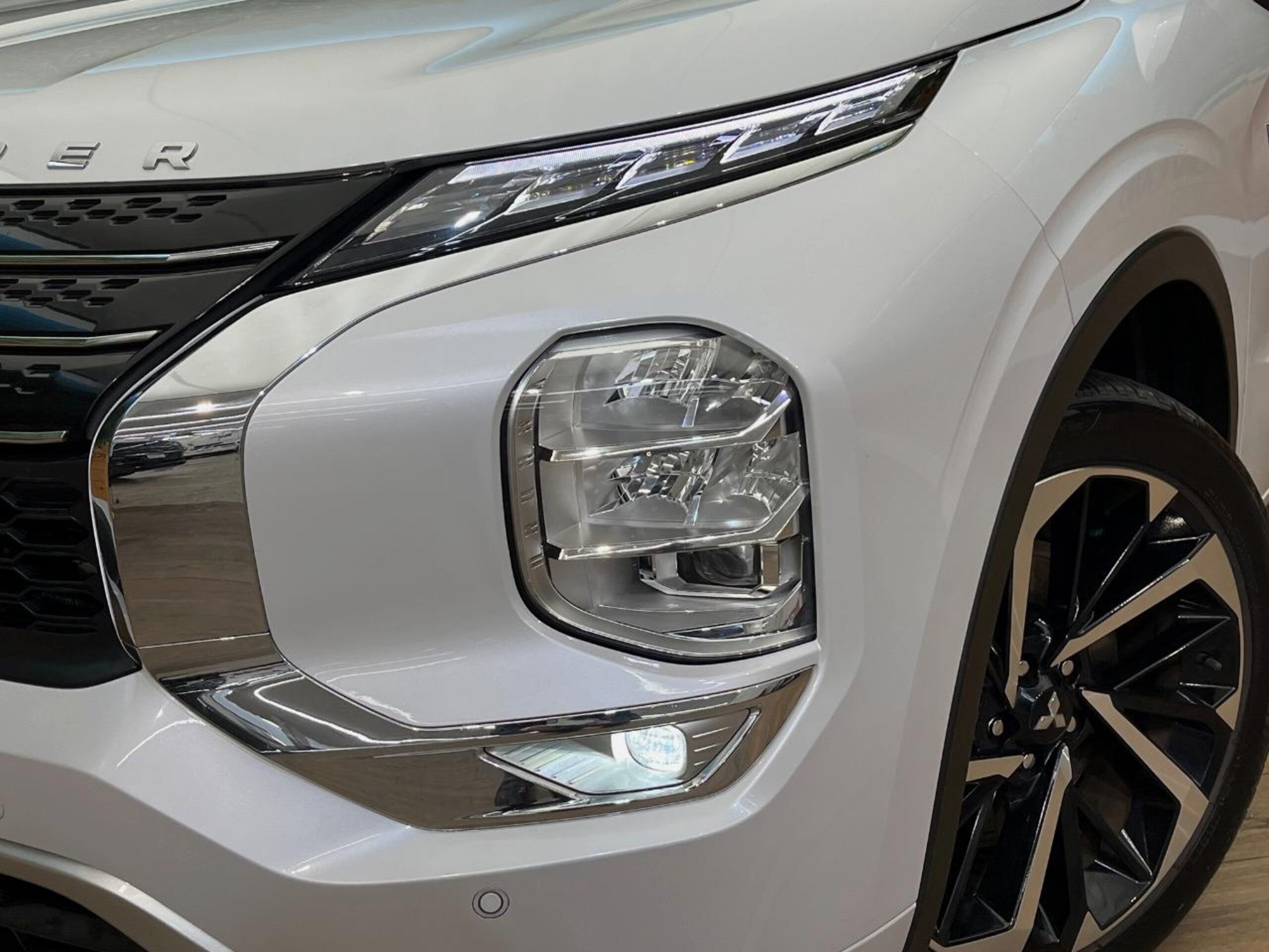Mitsubishi Outlander PHEV 2.4 P 4WD — photo 9