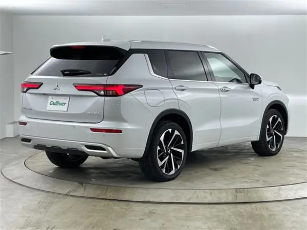Mitsubishi Outlander PHEV 2.4 P 4WD with Factory Navi, Full-Seg, Collision Mitigation, LED (White) — photo 9