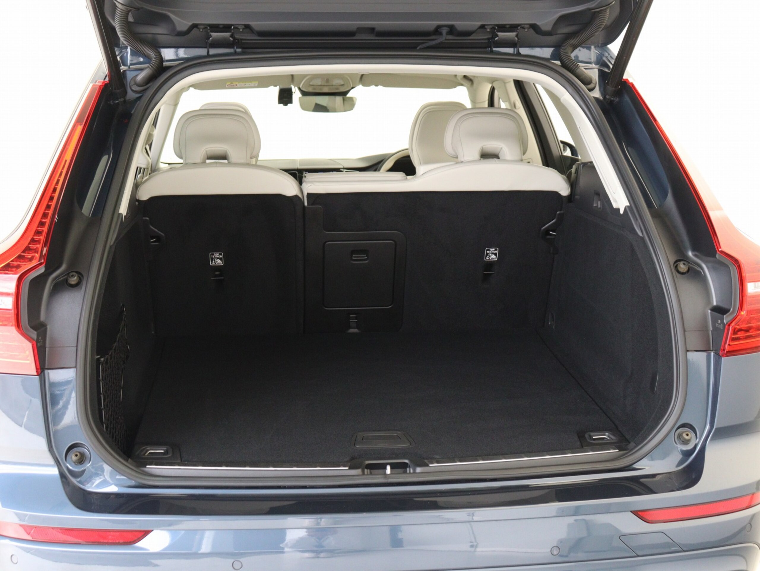 Volvo XC60 Ultimate B5 AWD 4WD Sunroof Google 48V White Leather Denim Blue Metallic Harman/Kardon Premium Sound Front/Rear Seat Heaters Steering Heater Relaxation Function Ventilation Function 19-inch AW 360° Camera — photo 9