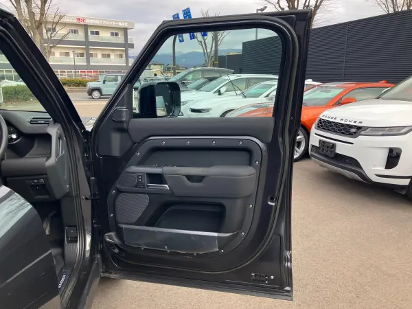 Land Rover Defender 110 X Dynamic SE 3.0L D300 Diesel Turbo 4WD Right-Hand Drive/Gray/Exterior Black Pack/Front Side Rear Camera/Privacy Glass/Rear Spare Tire/Floor Mats Included/20-inch Black AW (Gray) — photo 7