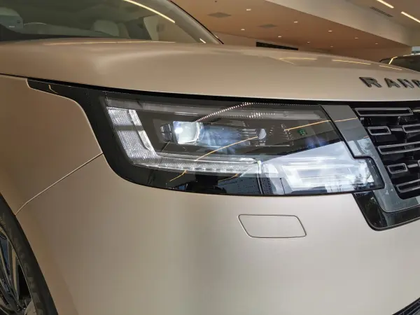 Land Rover Range Rover First Edition 3.0L P440e Standard Wheelbase 4WD Non-Smoking 1 Owner Beige Leather SR Seat HC HUD Power Side Steps Center Console Rapid Cooler Box Rear Entertainment Tailgate Event Suite MERIDIAN Surround Steering Heater (Sunset Gold Satin) — photo 7