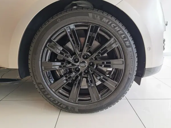 Land Rover Range Rover First Edition 3.0L P440e Standard Wheelbase 4WD Non-Smoking 1 Owner Beige Leather SR Seat HC HUD Power Side Steps Center Console Rapid Cooler Box Rear Entertainment Tailgate Event Suite MERIDIAN Surround Steering Heater (Sunset Gold Satin) — photo 8