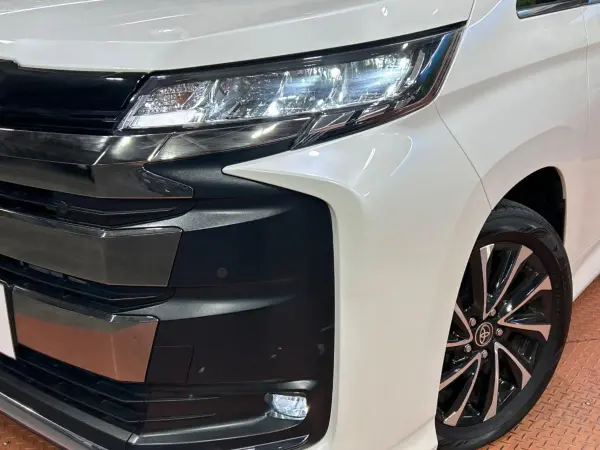 Toyota Noah 2.0 S-Z Non-Smoking / Comfort Convenience Package / Genuine 10.5-inch Navi / Safety Sense / Radar Cruise / Both Side Power Doors / Seat Heater / Power Back Door / CD/DVD Deck / HDMI / ETC / Back Camera / Genuine 17-inch AW (White Pearl Crystal Shine) — photo 8