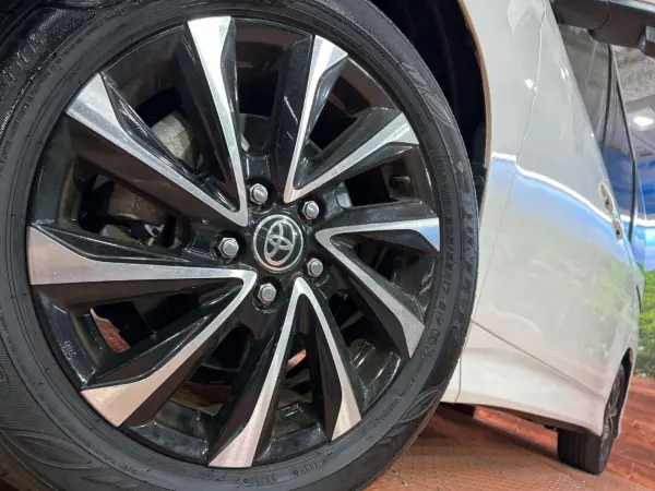 Toyota Noah 2.0 S-Z Non-Smoking / Comfort Convenience Package / Genuine 10.5-inch Navi / Safety Sense / Radar Cruise / Both Side Power Doors / Seat Heater / Power Back Door / CD/DVD Deck / HDMI / ETC / Back Camera / Genuine 17-inch AW (White Pearl Crystal Shine) — photo 9