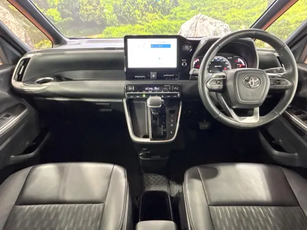 2023 Toyota Noah — photo 2