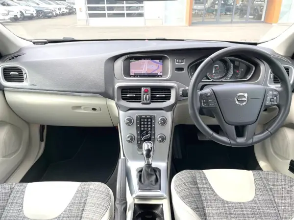 2019 Volvo V40 — photo 2