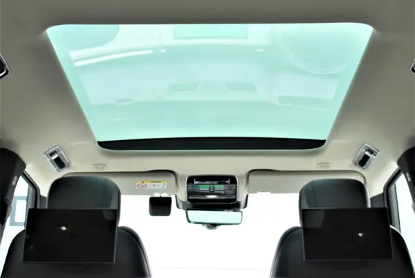 Land Rover Range Rover HSE 4.4L P530 Long Wheelbase 4WD 2023MY Rear Entertainment Premium Upgrade Interior Pack Brake Calipers (Black) 4-Zone Climate Control Rapid Cooler Box Heated Windscreen (Santorini Black Metallic) — photo 7