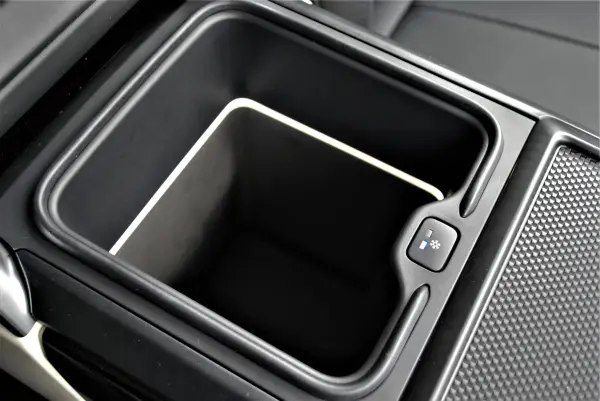 Land Rover Range Rover HSE 4.4L P530 Long Wheelbase 4WD 2023MY Rear Entertainment Premium Upgrade Interior Pack Brake Calipers (Black) 4-Zone Climate Control Rapid Cooler Box Heated Windscreen (Santorini Black Metallic) — photo 8