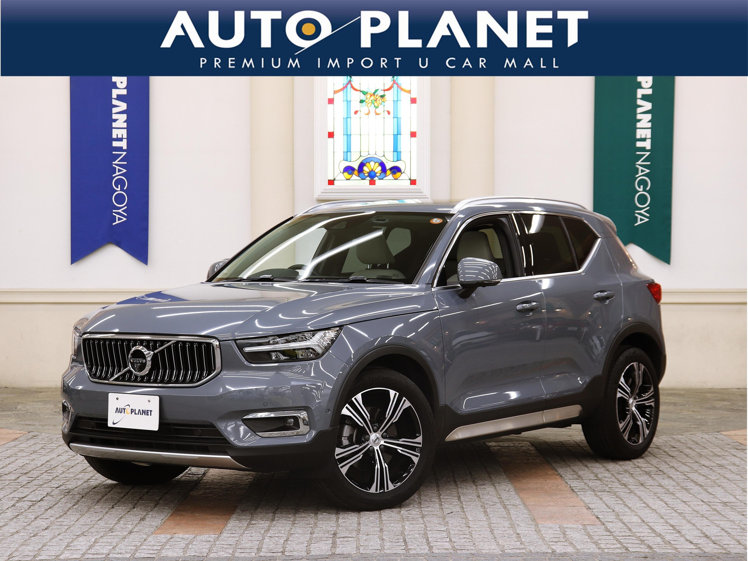 Volvo XC40 B4 AWD Inscription 4WD with Sunroof, Blond Leather, Harman Kardon, Non-Smoking, ACC, Collision Mitigation Braking, Apple CarPlay, Android Auto, Navigation, Full-Seg TV, Front & Side & Rear & 360-Degree Cameras, Lane Departure Warning, Seat Heaters, Power Seats, LED Headlights, Aluminum Pedals (Thunder Grey Metallic)