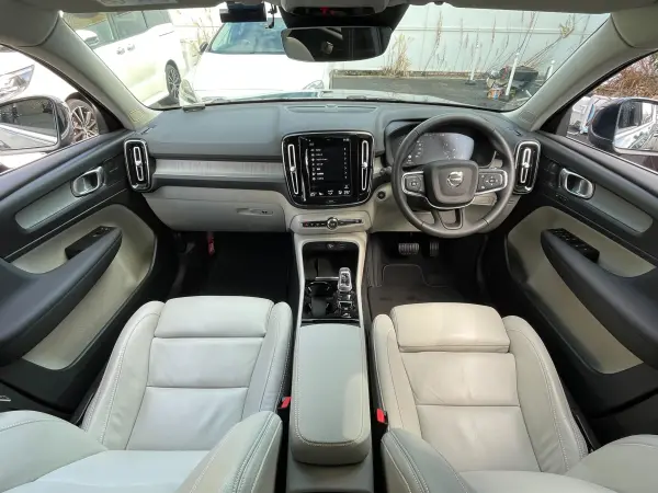 2021 Volvo Xc40 — photo 2