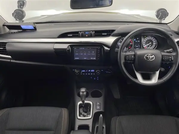 2020 Toyota Hilux — photo 2