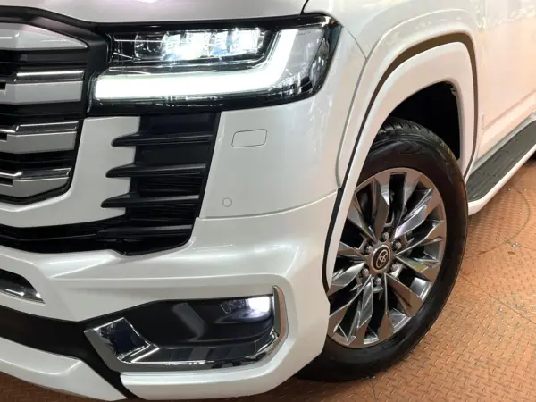 Toyota Land Cruiser 300 3.5 ZX 4WD Non-Smoking Sunroof Modellista Aero MZ Speed Muffler JBL Sound Genuine 12-inch Navigation 360 Camera Blind Spot Monitor Beige Leather Diff Lock Power Rear Gate LED Headlights ETC — photo 9