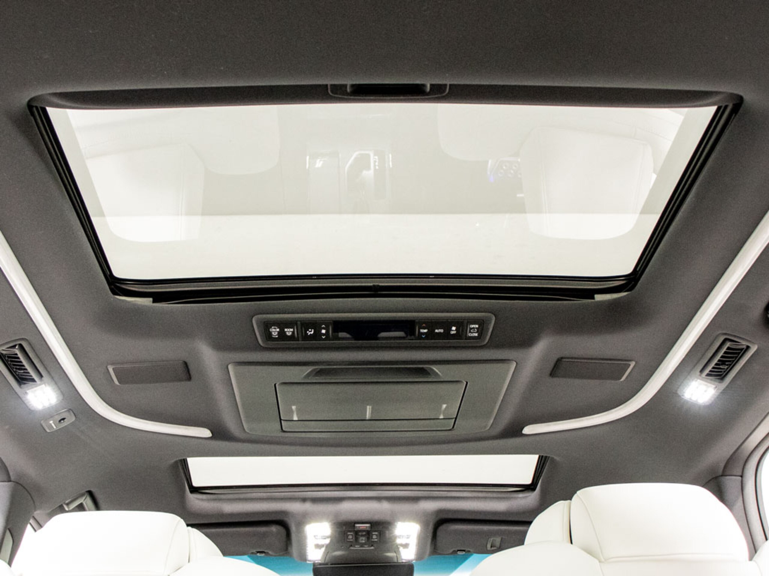 2019 Toyota Alphard — photo 2