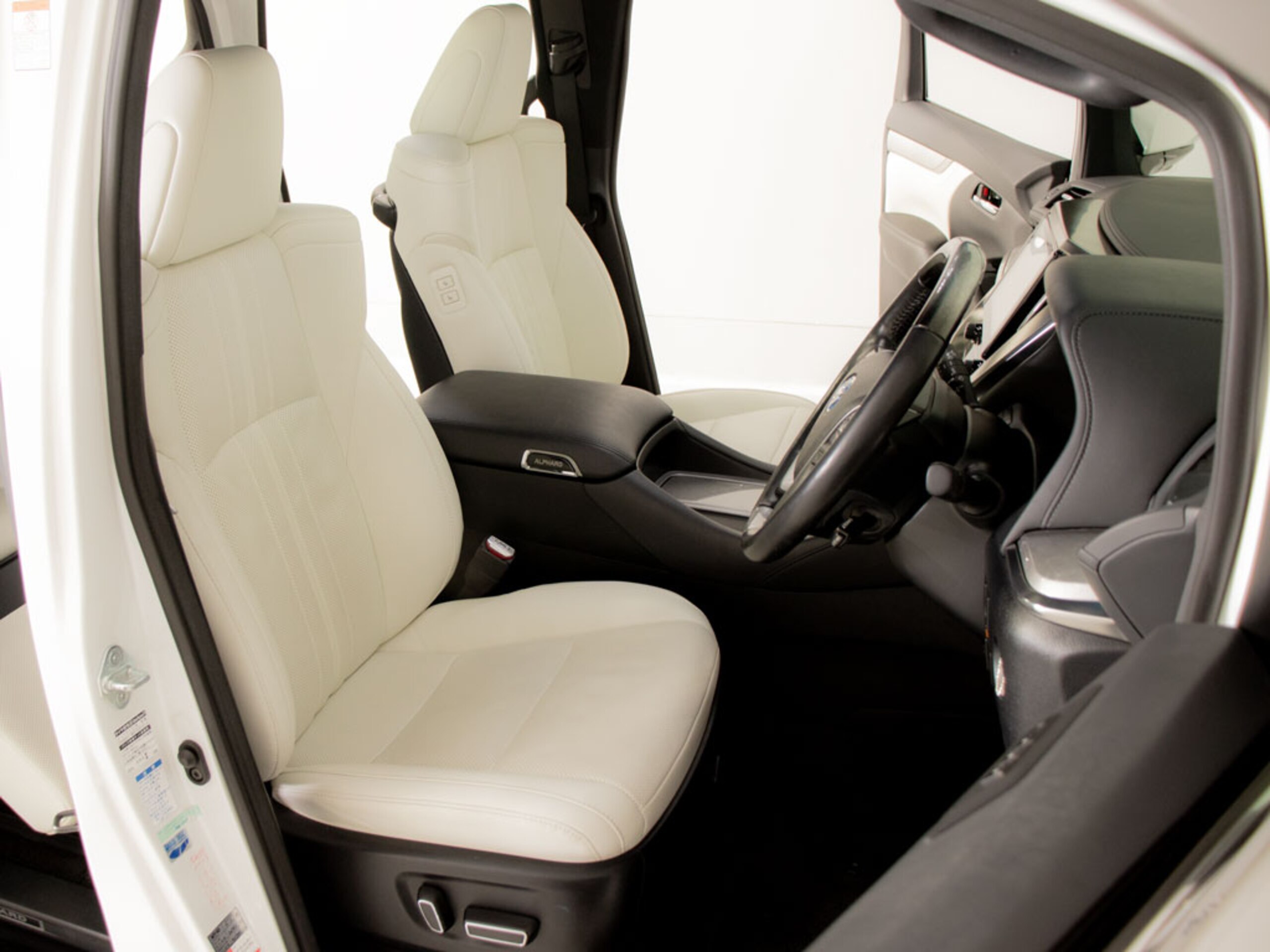 Toyota Alphard Hybrid 2.5 Executive Lounge S E-Four 4WD — photo 9