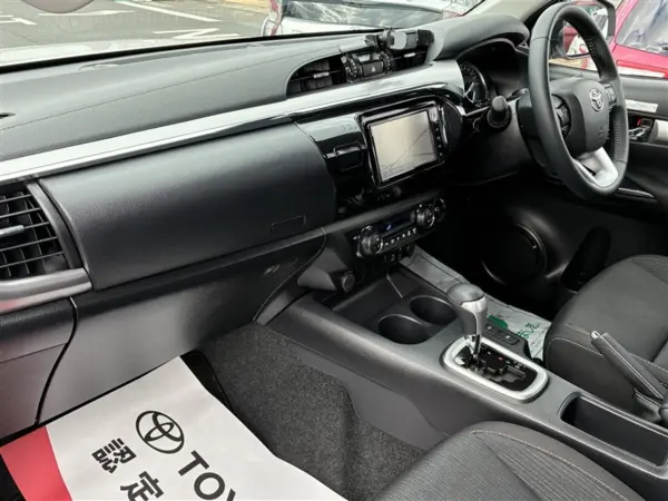 Toyota Hilux 2.4 Z Diesel Turbo 4WD (White) — photo 8