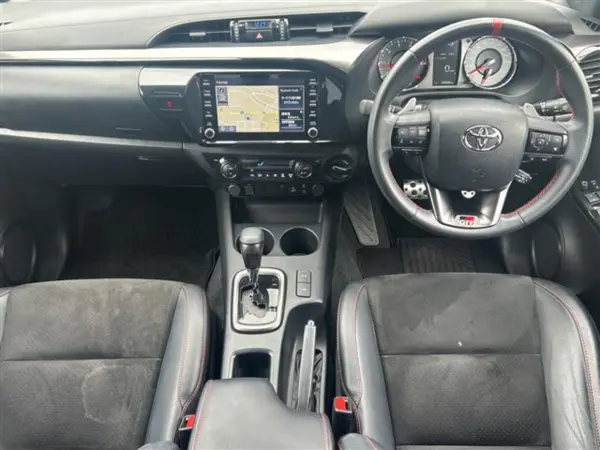 2023 Toyota Hilux — photo 2