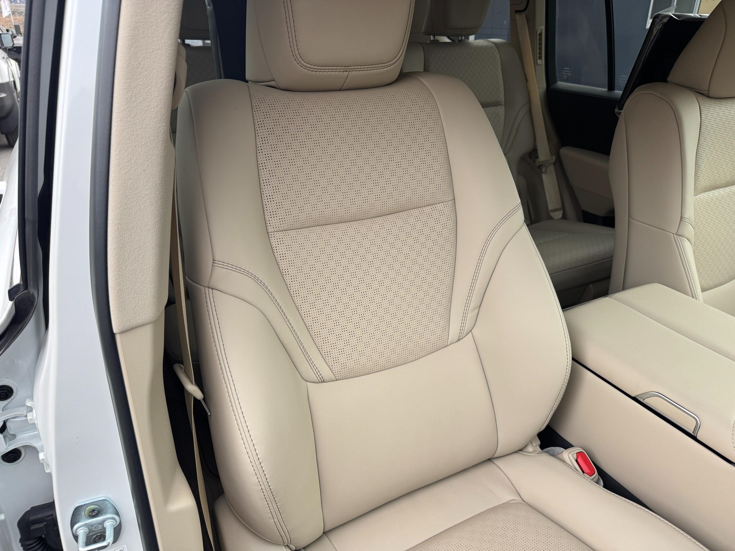 Toyota Land Cruiser 300 3.5 ZX 4WD — photo 9