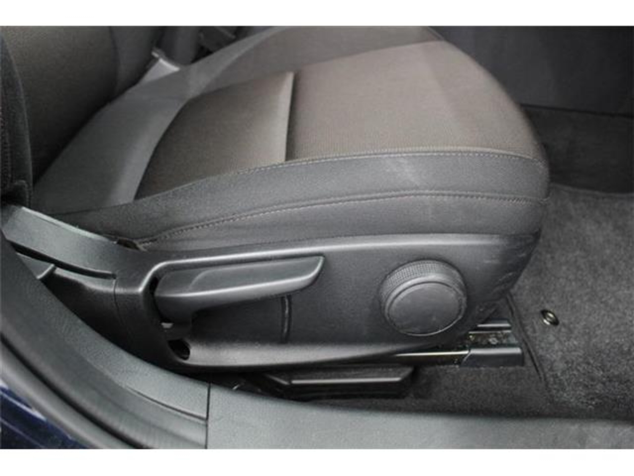 Mazda MAZDA3 Fastback 1.5 15C — photo 8