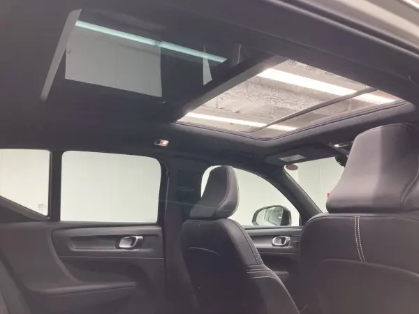 2021 Volvo Xc40 — photo 2