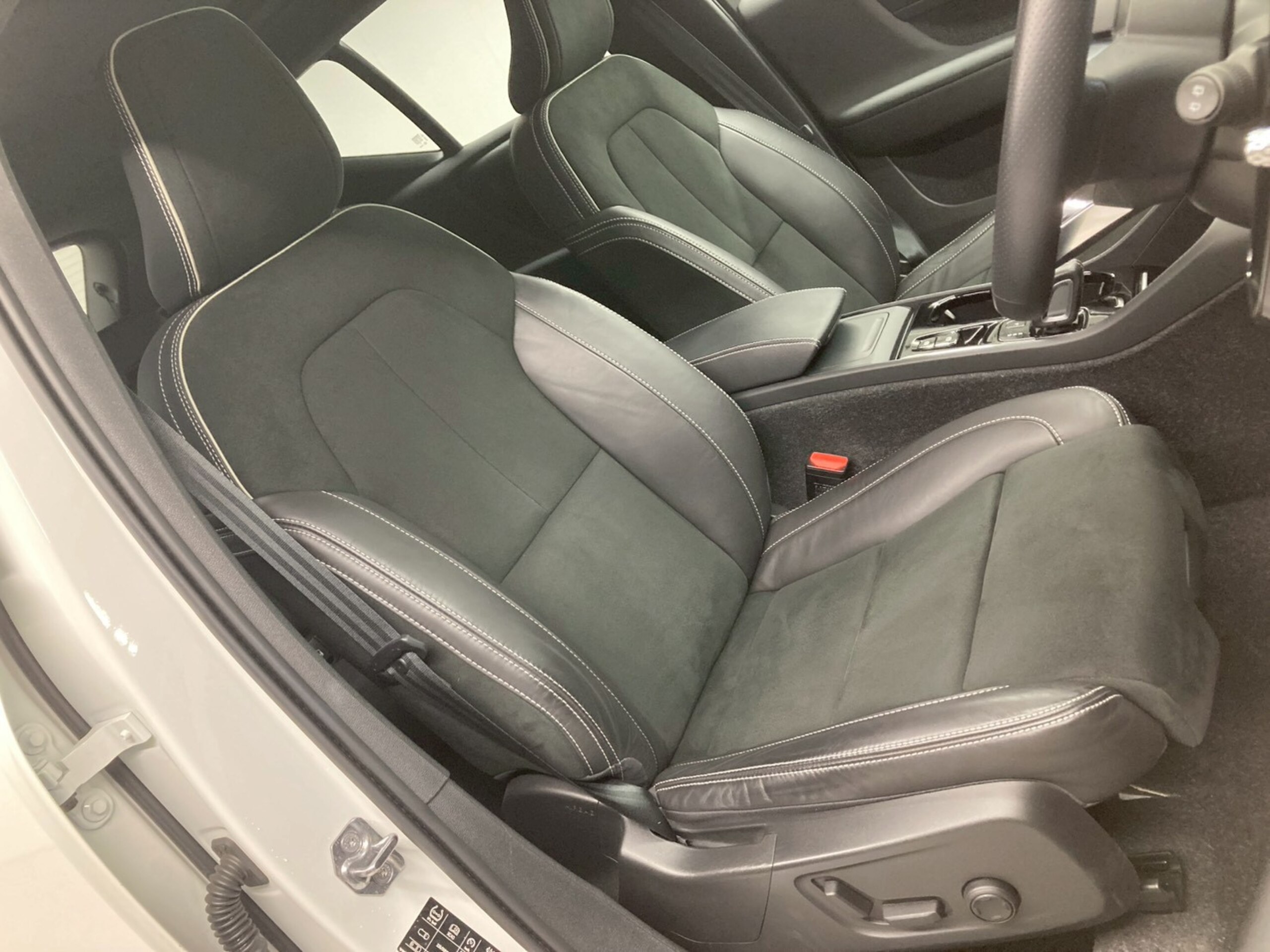 Volvo XC40 B4 AWD R-Design 4WD Panorama Roof Black Half Leather Genuine 19AW TV/Navi Harman/Kardon Seat Heater Wireless Charging 360° Camera ETC Rear Seat Heater Apple CarPlay Android Auto Adaptive Cruise (Pearl White) — photo 7