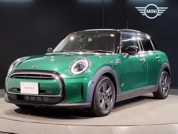 Mini Cooper D 5-Door Premium Plus Package DCT Classic Trim with Active Cruise Control, Seat Heater, Electric Parking Brake, Wireless Charging, Apple CarPlay, Parking Assist, Rear Camera, PDC, Driving Mode, Collision Mitigation Braking (British Racing Green M)