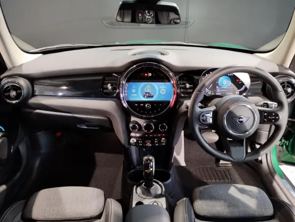 Mini Cooper D 5-Door Premium Plus Package DCT Classic Trim with Active Cruise Control, Seat Heater, Electric Parking Brake, Wireless Charging, Apple CarPlay, Parking Assist, Rear Camera, PDC, Driving Mode, Collision Mitigation Braking (British Racing Green M) — photo 7