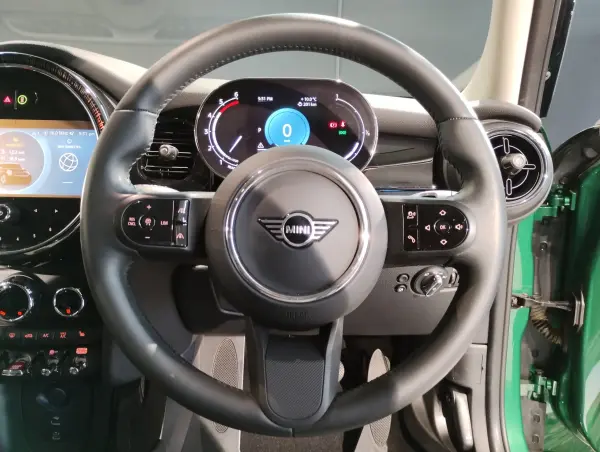 Mini Cooper D 5-Door Premium Plus Package DCT Classic Trim with Active Cruise Control, Seat Heater, Electric Parking Brake, Wireless Charging, Apple CarPlay, Parking Assist, Rear Camera, PDC, Driving Mode, Collision Mitigation Braking (British Racing Green M) — photo 8