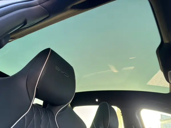 BYD Seal AWD Former Demo Car Glass Roof LED Lights HUD CarPlay Compatible 360° Camera Leather Seats Seat Heater & Seat Cooler & Steering Wheel Heater Genuine Navigation Adaptive Cruise Control Power Trunk (Aurora White) — photo 9