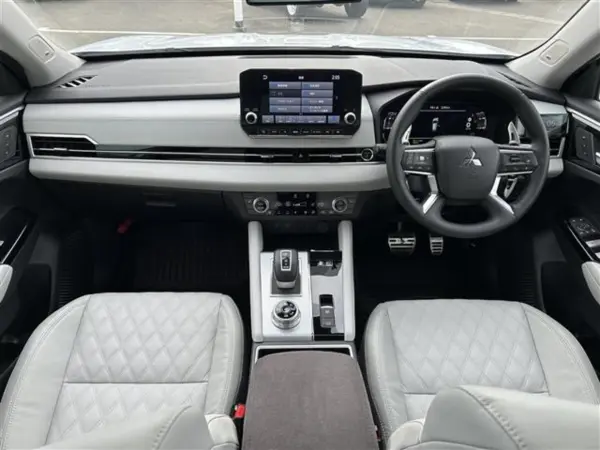 2022 Mitsubishi Outlander — photo 2