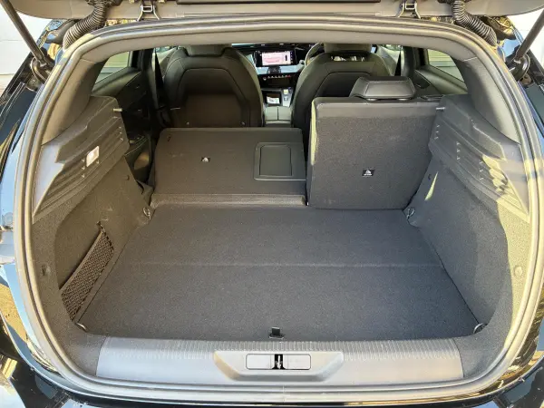 Peugeot 308GT Hybrid Certified Used Car Plug-in Hybrid Active Cruise Control Power Seats Paddle Shift Apple CarPlay Wireless Charging Backup Camera LED Headlights Bluetooth Connectivity 18-inch Alloy Wheels (Perla Nera Black) — photo 8