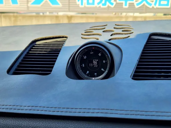 Porsche Cayenne S Tiptronic S 4WD with Air Suspension/Off-Road Package/Roof Rails/Power Steering Plus/Compass/Torque Vectoring Plus/Black Leather Seats/360-Degree Camera/Bluetooth/Dealer Service Records/Smoke-Free Vehicle (White) — photo 7