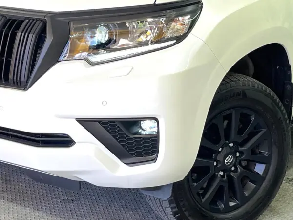 Toyota Land Cruiser Prado 2.7 TX L Package Matte Black Edition 4WD Non-Smoking Sunroof BIG-X 9-inch Navigation Backup Camera Collision Mitigation System Radar Cruise Leather Seats Front Seat Air Conditioning Corner Sensors Smart Key LED Headlights Built-in ETC (White Pearl Crystal Shine) — photo 8