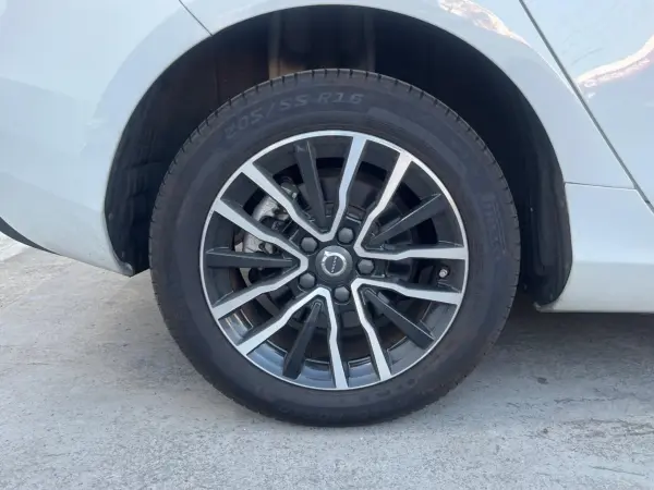 Volvo V40 T2 Kinetic IntelliSafe Collision Mitigation Braking Pilot Assist Radar Cruise Genuine 7-inch Navigation Non-smoking Car Backup Camera Bluetooth Thor's Hammer LED Headlights Lane Departure Warning (Ice White) — photo 8