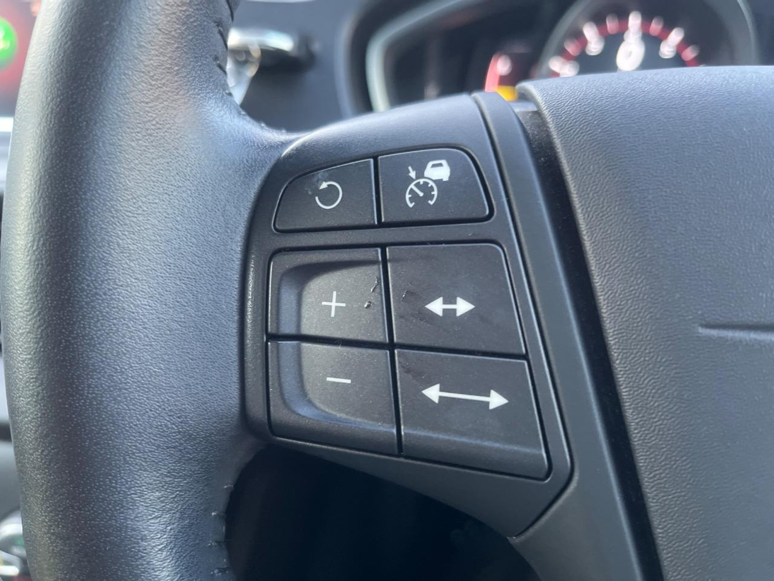 2019 Volvo V40 — photo 3