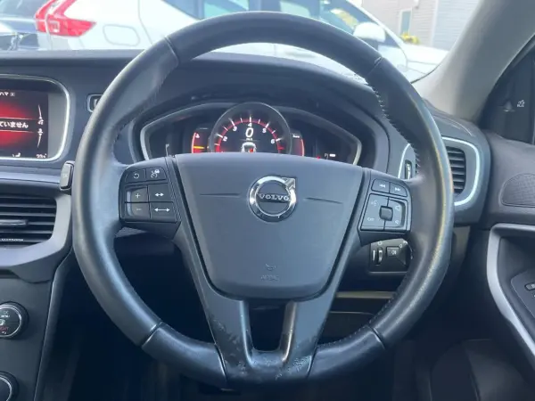 Volvo V40 T2 Kinetic IntelliSafe Collision Mitigation Braking Pilot Assist Radar Cruise Genuine 7-inch Navigation Non-smoking Car Backup Camera Bluetooth Thor's Hammer LED Headlights Lane Departure Warning (Ice White) — photo 7