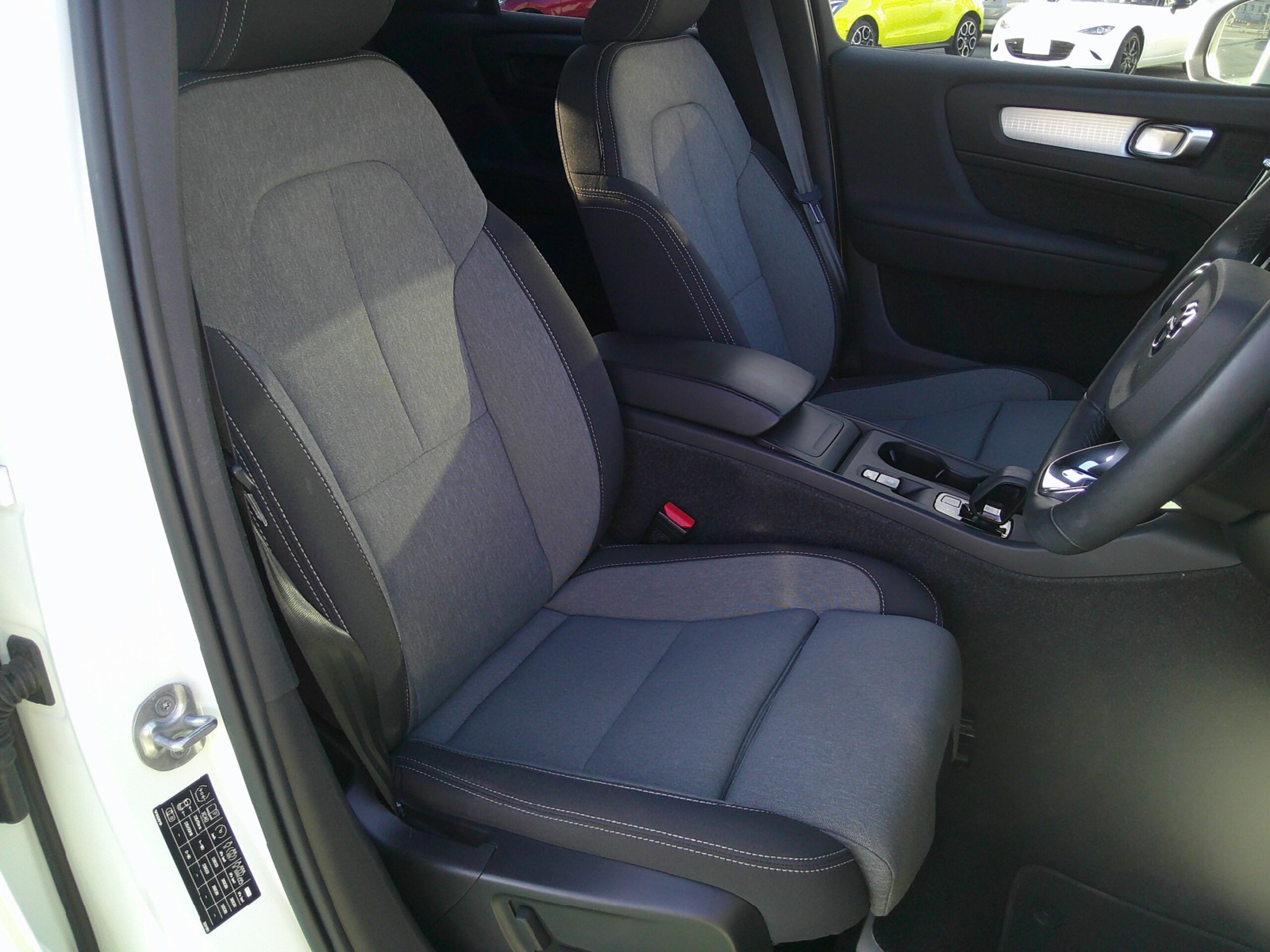 Volvo XC40 Plus Pro B4 AWD — photo 8