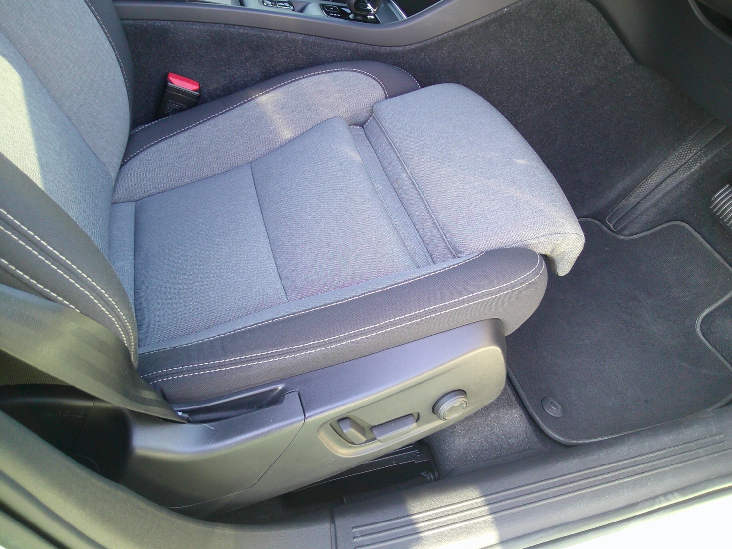 Volvo XC40 Plus Pro B4 AWD — photo 9