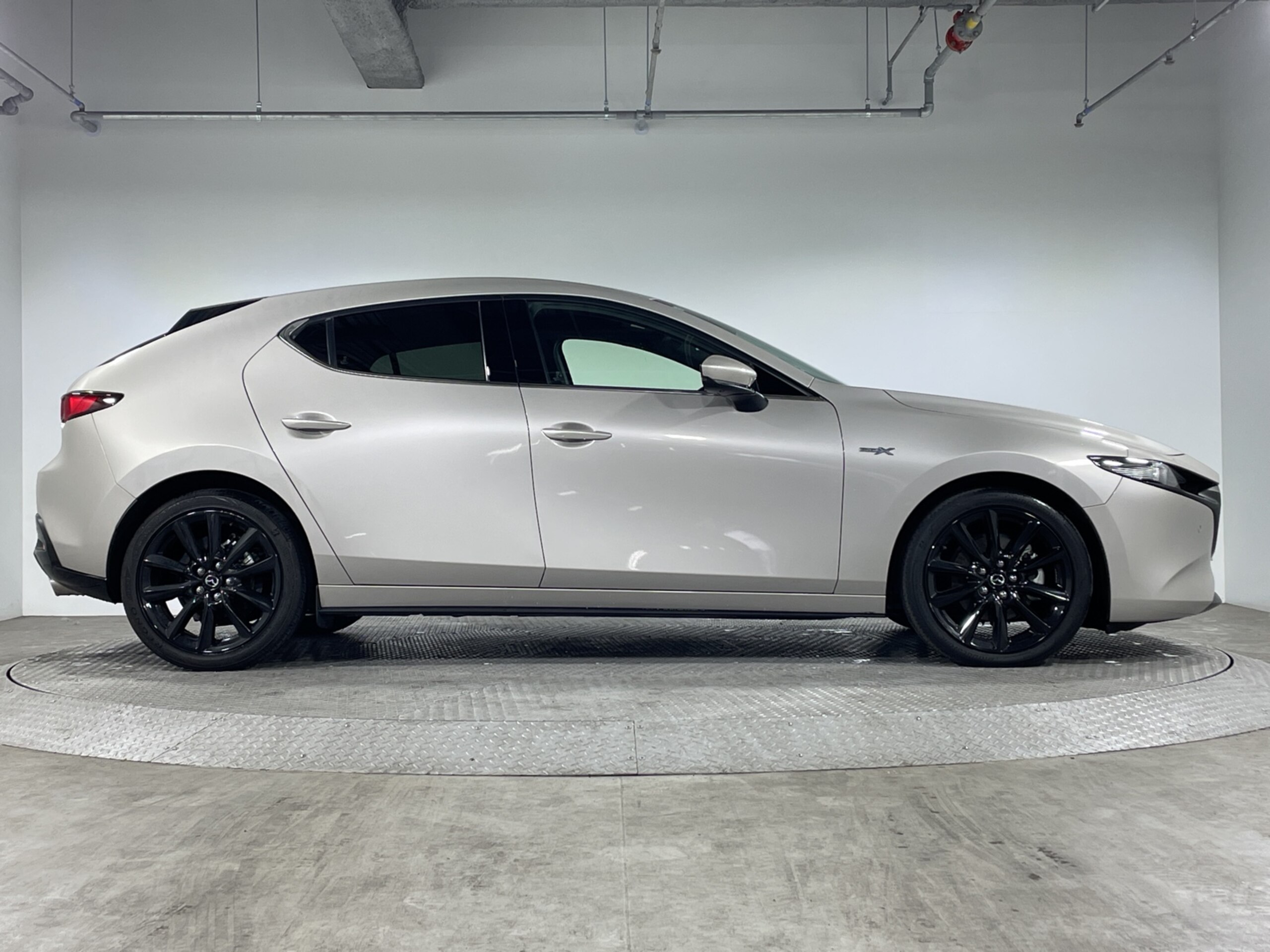 Mazda MAZDA3 Fastback 2.0 X Burgundy Selection 4WD — photo 9