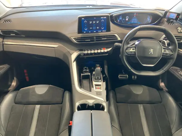 2021 Peugeot 3008 — photo 2