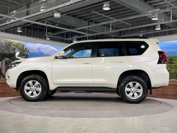 Toyota Land Cruiser Prado 2.7 TX 4WD Moonroof 7-Seater 9-inch SD Navigation Clearance Sonar Cold Spec Backup Camera LED Headlights Radar Cruise Paddle Shift Auto Lights Black Roof Rails (White Pearl Crystal Shine) — photo 8