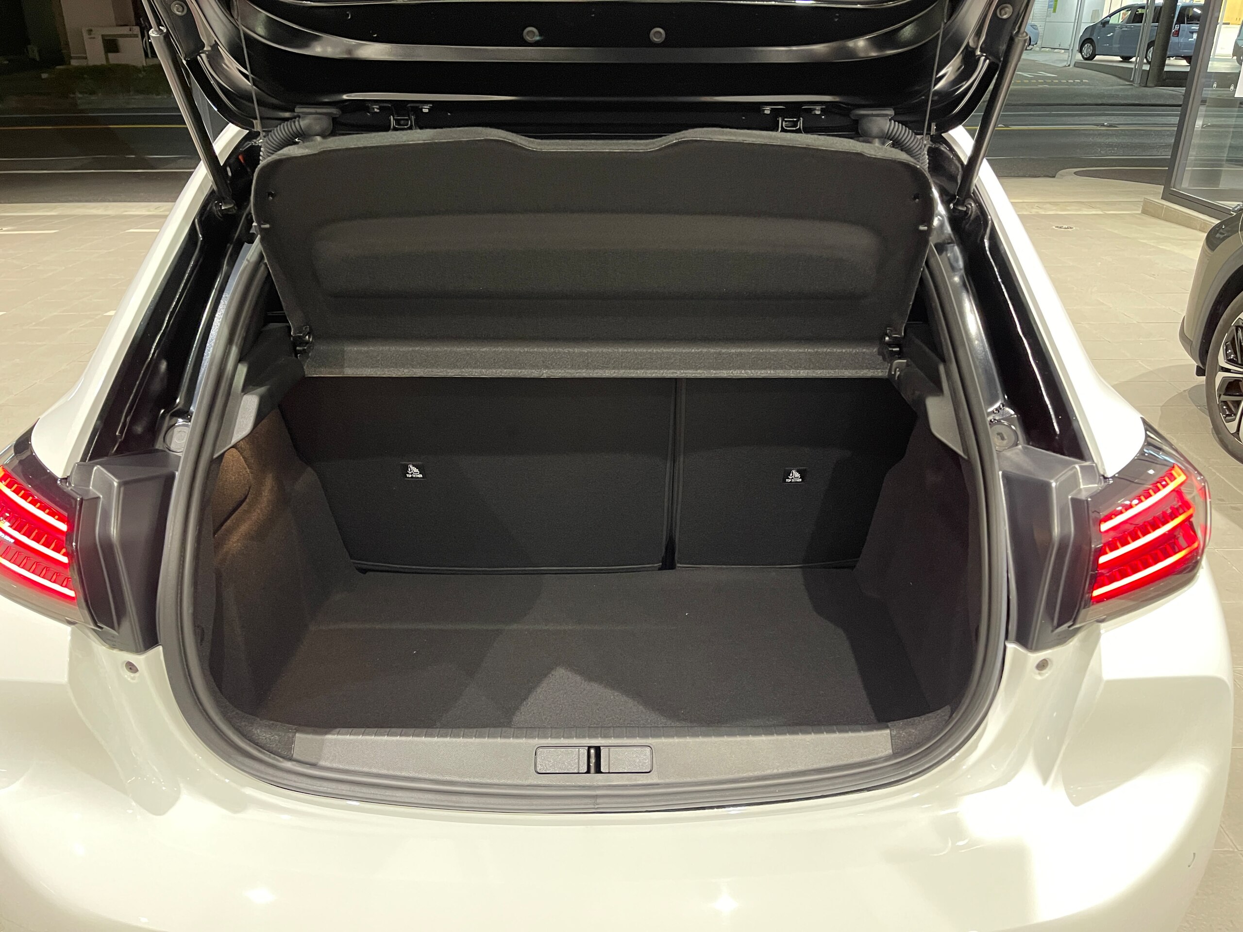 Peugeot 208 GT — photo 9