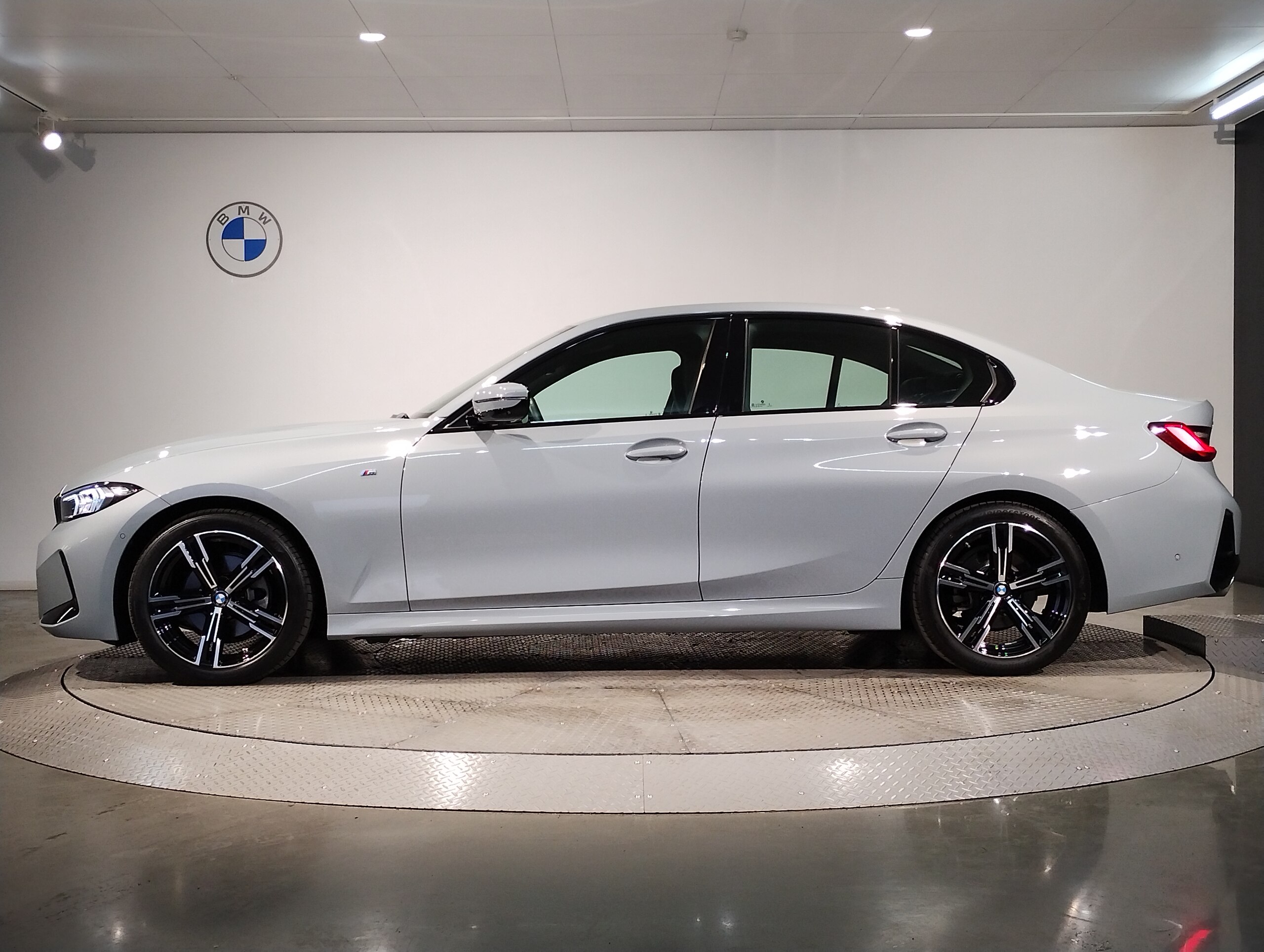 2024 Bmw 3 Series — photo 3